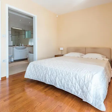Five-bedroom In Prázdninový dům